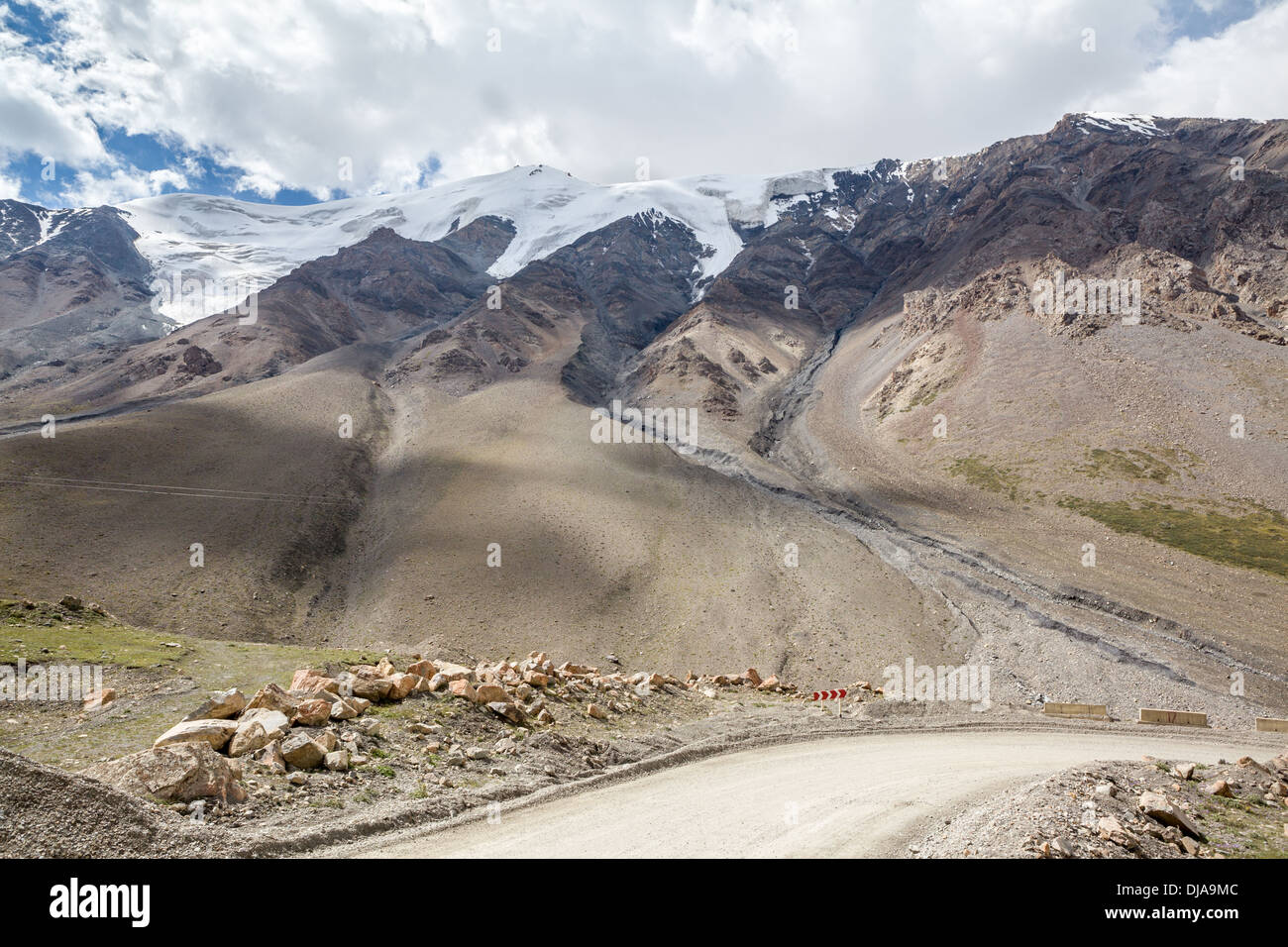 Straße abbiegen zum Barskoon Pass. Kirgisistan Stockfoto
