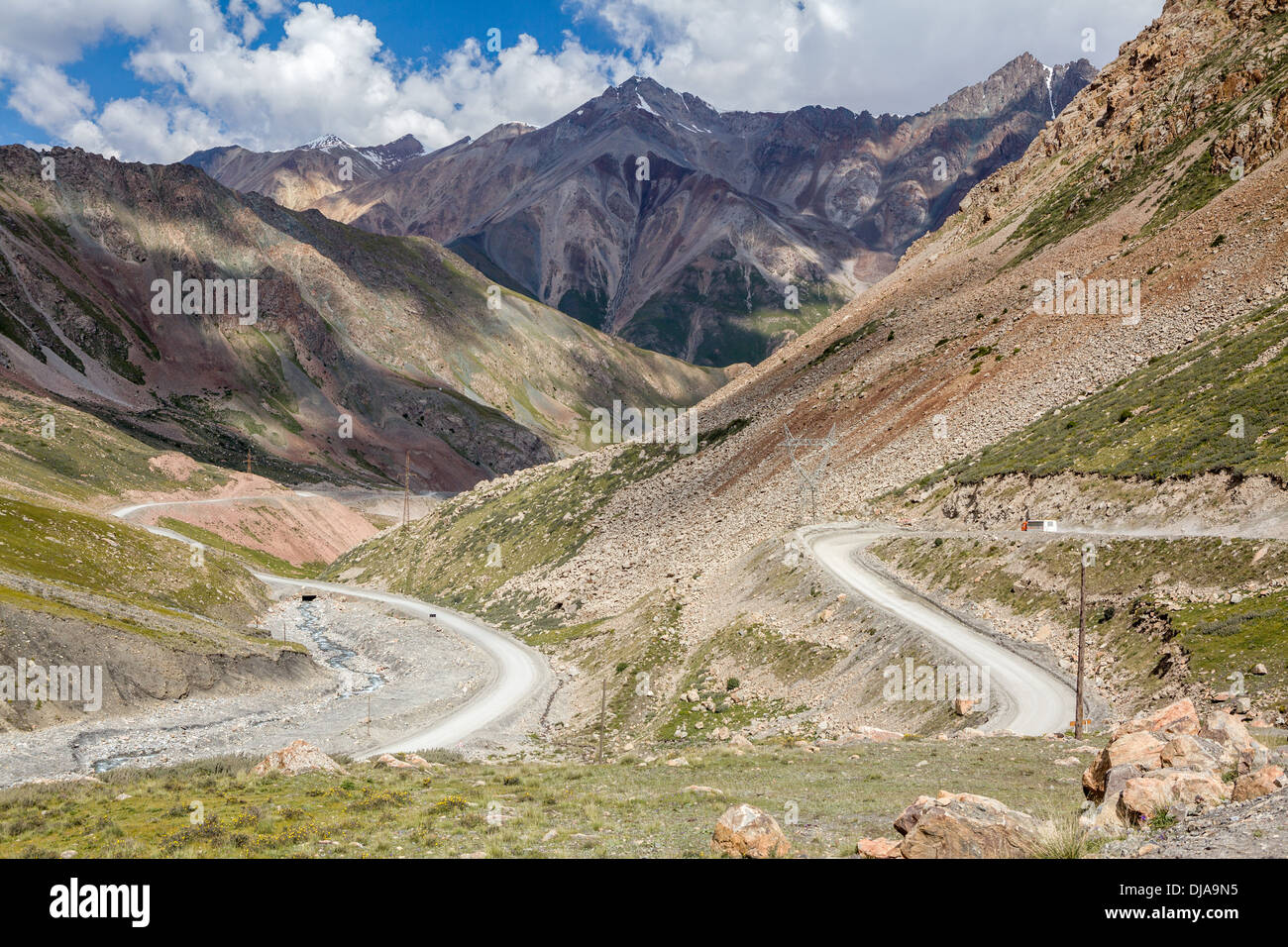Kurvenreiche Straße von Kumtor Goldmine, Kirghiizia Stockfoto