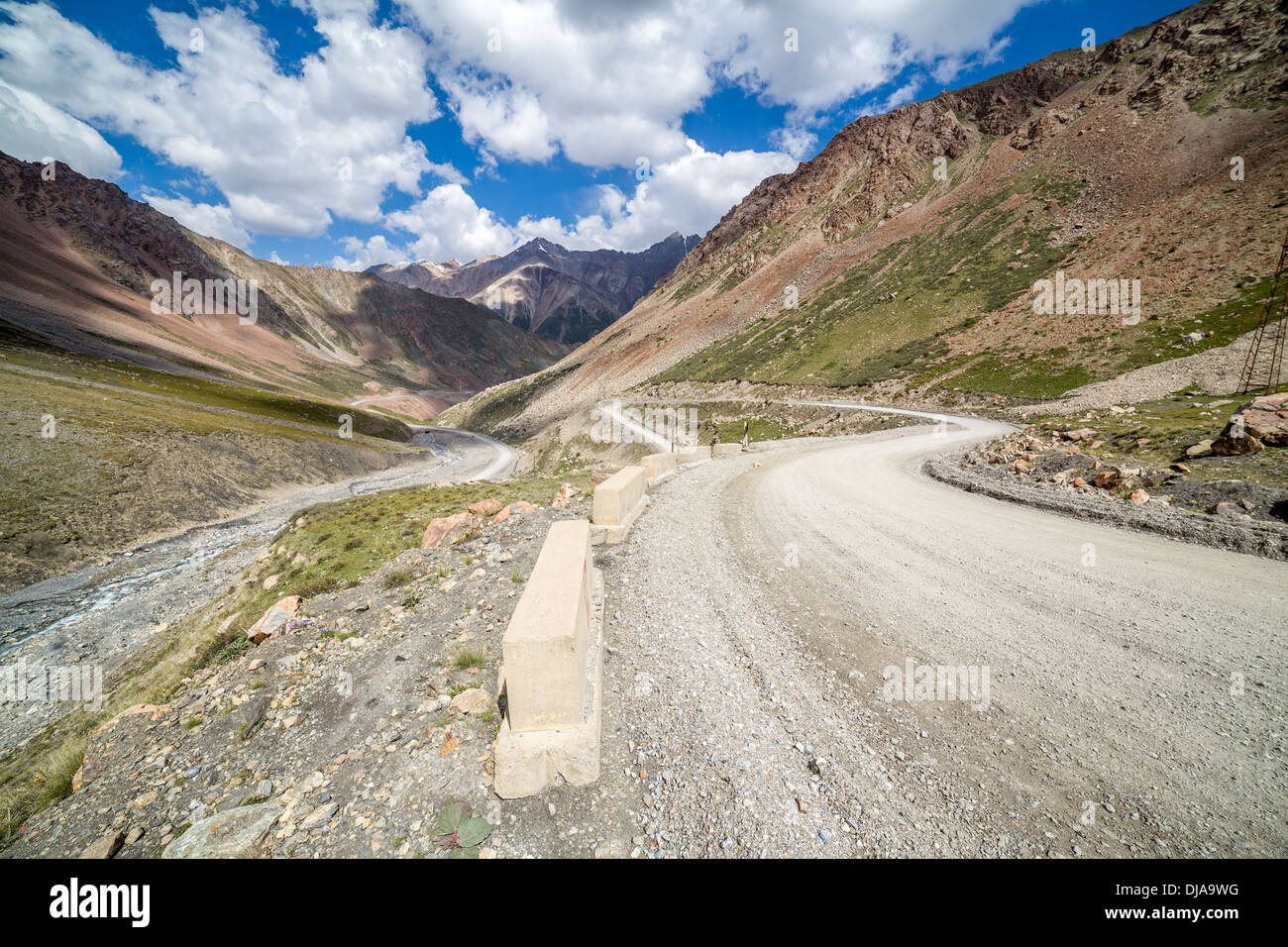 Bergstraße von Barskoon pass Stockfoto