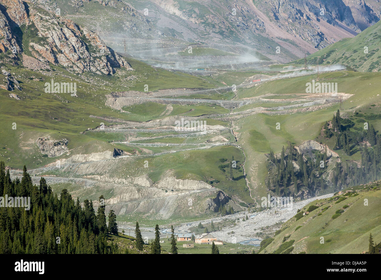 LKW von Sary-Moinok Pass. Kirgistan Stockfoto