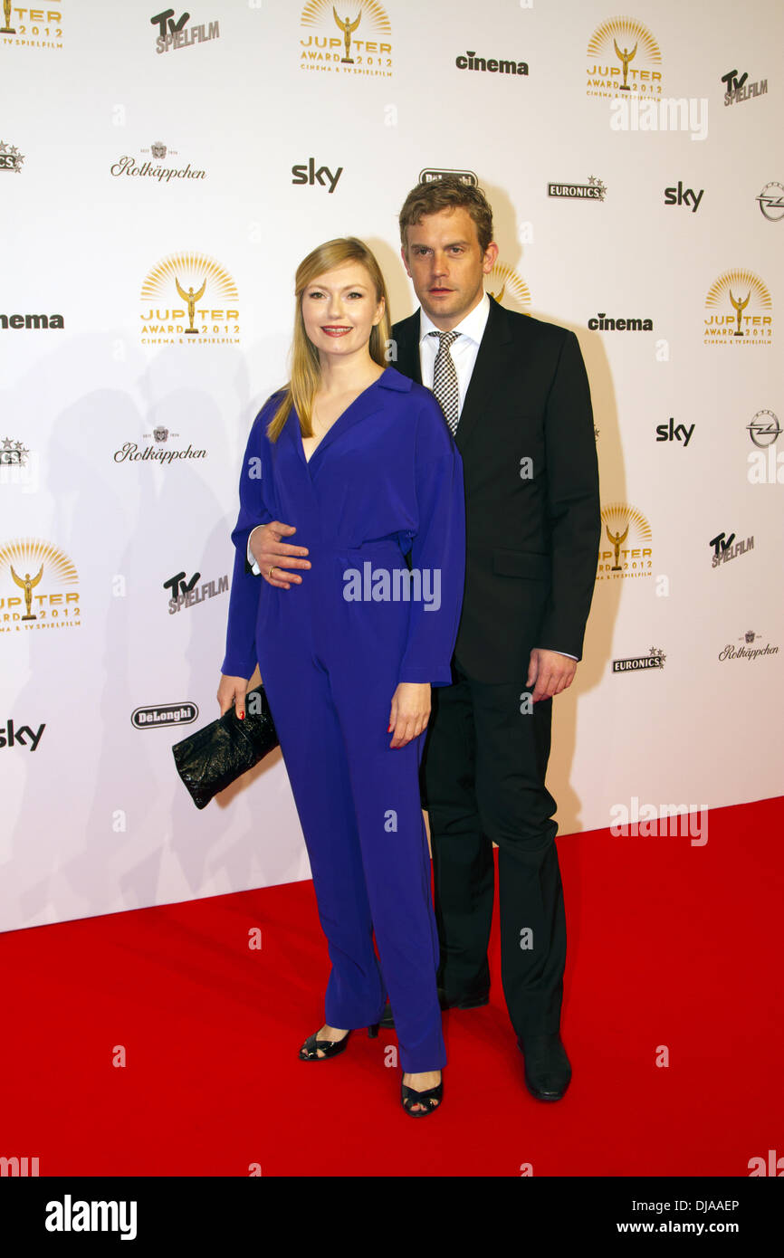 Johanna Christine Gehlen und Sebastian Bezzel beim Jupiter Award 2012 in Moskau - roten Teppich eingetroffen. Berlin, Deutschland - 29.03.2012 Stockfoto