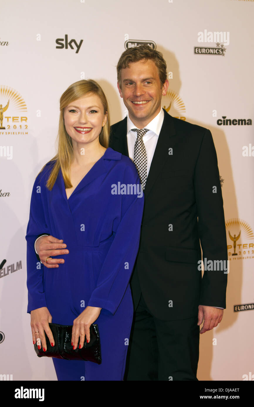 Johanna Christine Gehlen und Sebastian Bezzel beim Jupiter Award 2012 in Moskau - roten Teppich eingetroffen. Berlin, Deutschland - 29.03.2012 Stockfoto