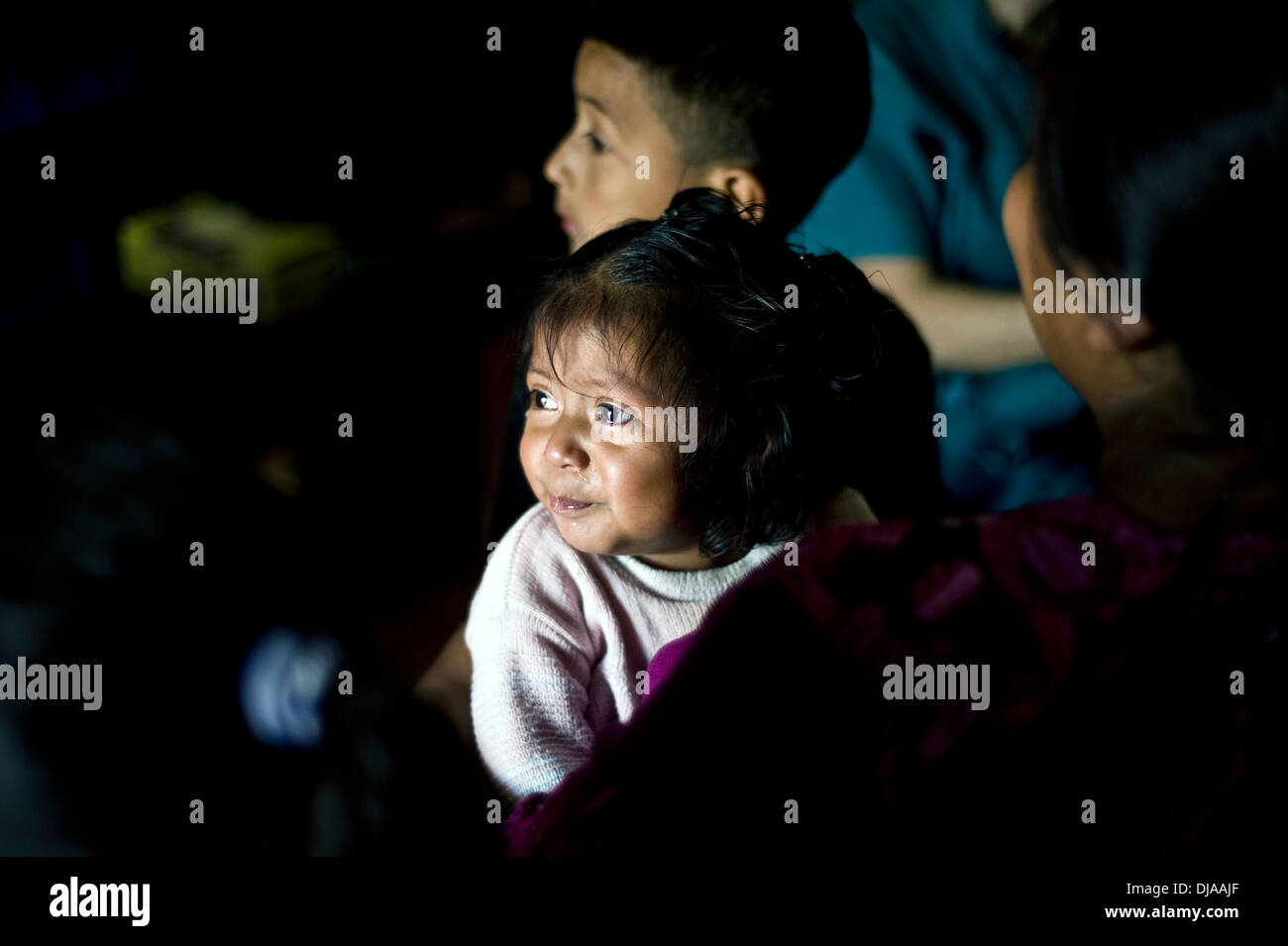 Guatemala maya Mädchen wartet der Arzt von lokalen npo kostenlos zu sehen. Stockfoto