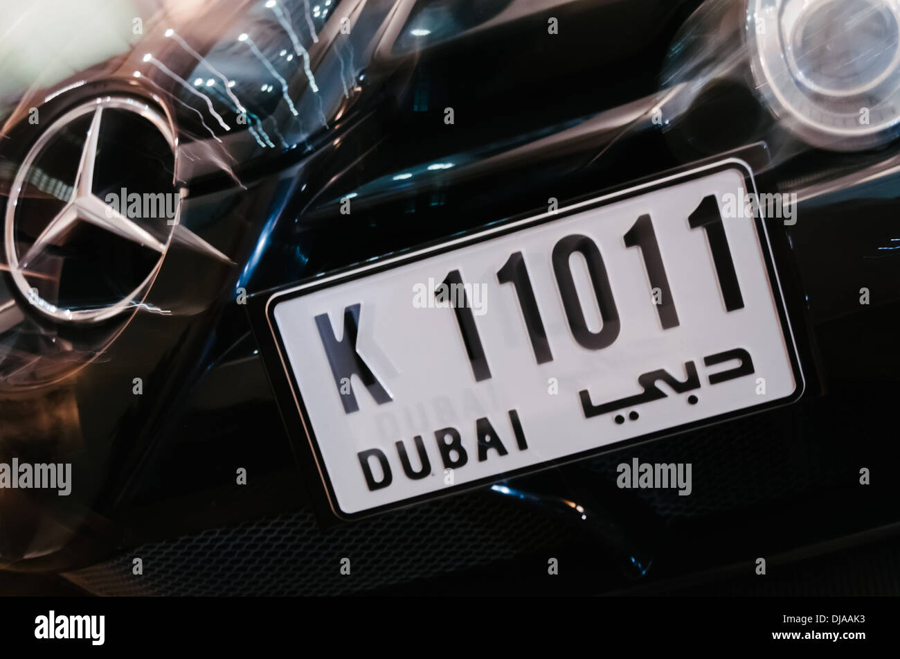 Dubai-Kfz-Kennzeichen im schwarzen Mercedes. Dubai, Vereinigte Arabische Emirate. Stockfoto