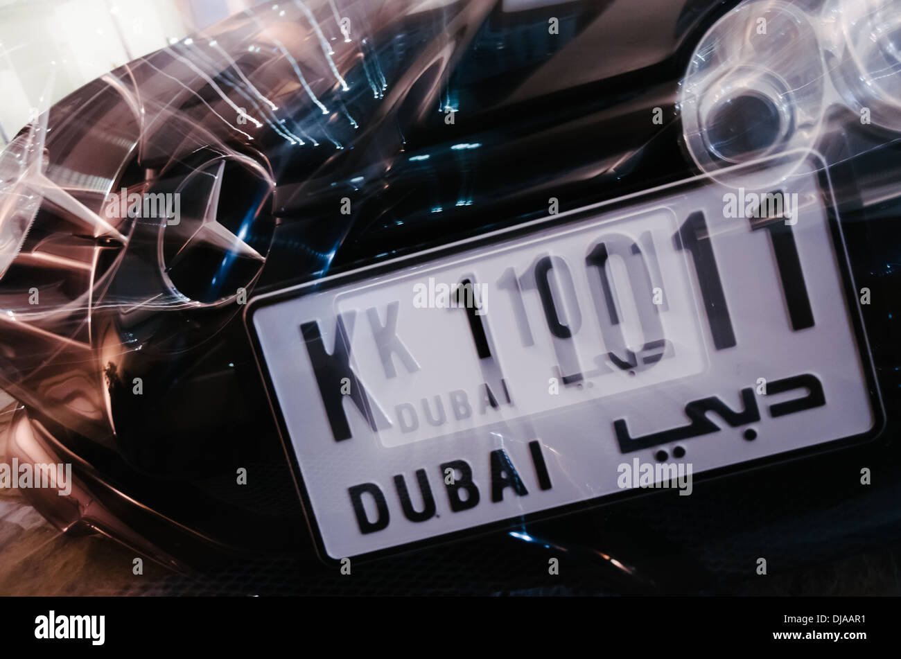 Dubai-Kfz-Kennzeichen im schwarzen Mercedes. Dubai, Vereinigte Arabische Emirate. Stockfoto