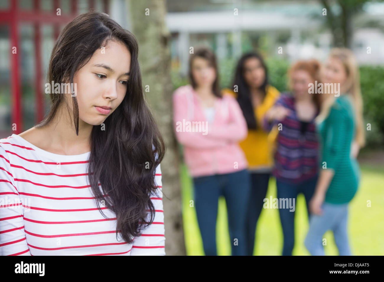 Schüler, die gemobbt von einer Gruppe von Studenten Stockfoto