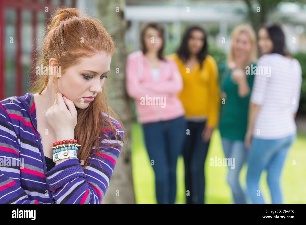 Schüler, die gemobbt von einer Gruppe von Studenten Stockfoto