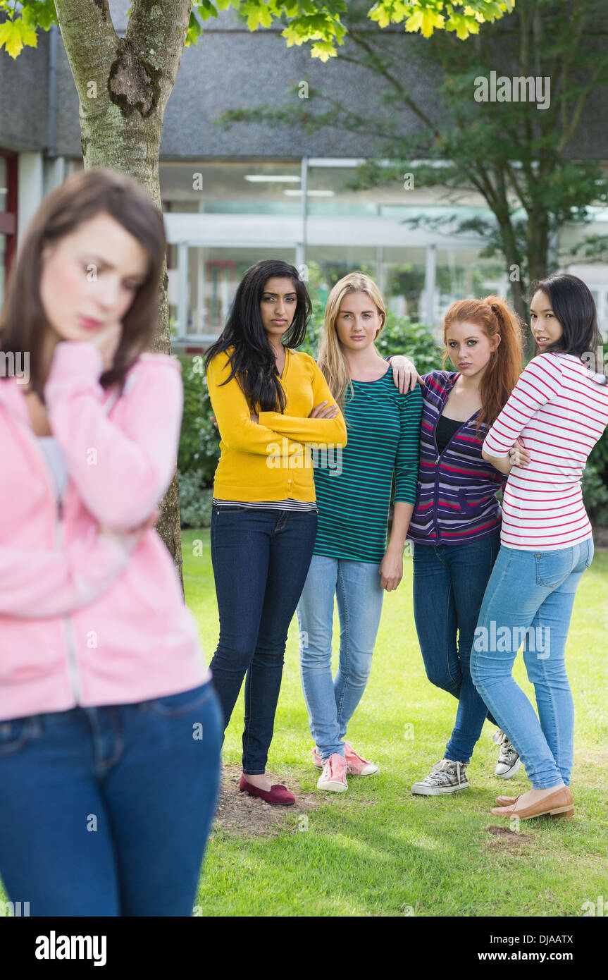 Schüler, die gemobbt von einer Gruppe von Studenten Stockfoto