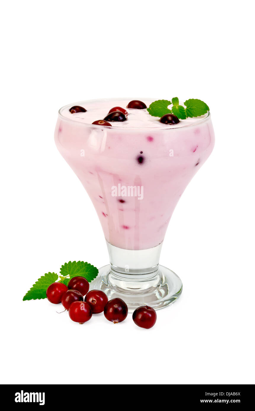 Dicken Joghurt im Glas mit Preiselbeeren, Minze isoliert auf weißem Hintergrund Stockfoto