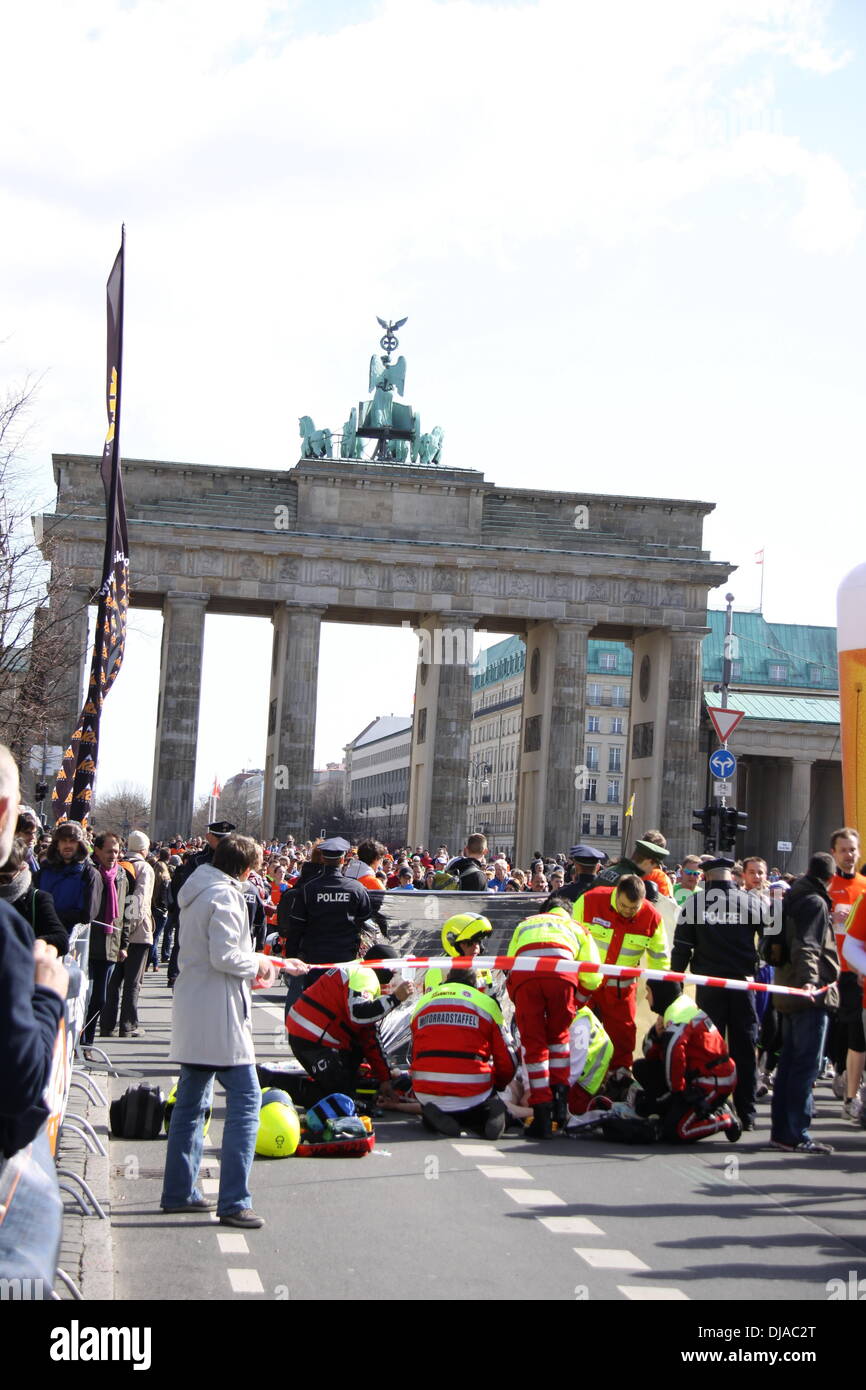 Ein 30 Jahre alter Mann ist nach einem Zusammenbruch während der Halbmarathon wiederbelebt. Berlin, Deutschland - 01.04.2012 Stockfoto