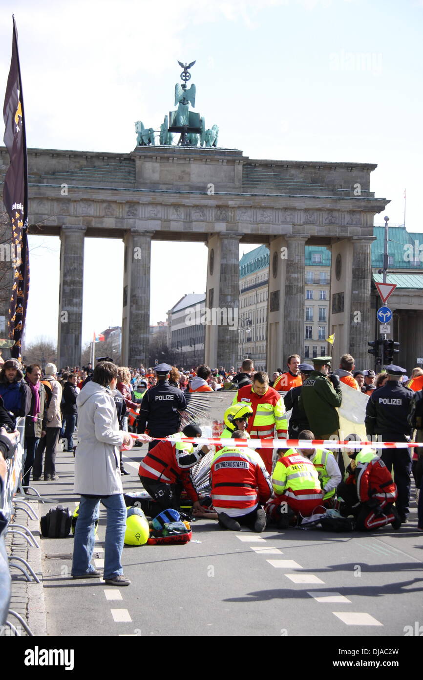 Ein 30 Jahre alter Mann ist nach einem Zusammenbruch während der Halbmarathon wiederbelebt. Berlin, Deutschland - 01.04.2012 Stockfoto