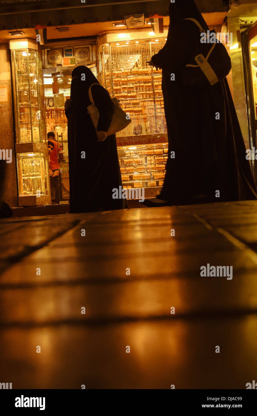 Dubai clothing women Fotos und Bildmaterial in hoher Auflösung Alamy