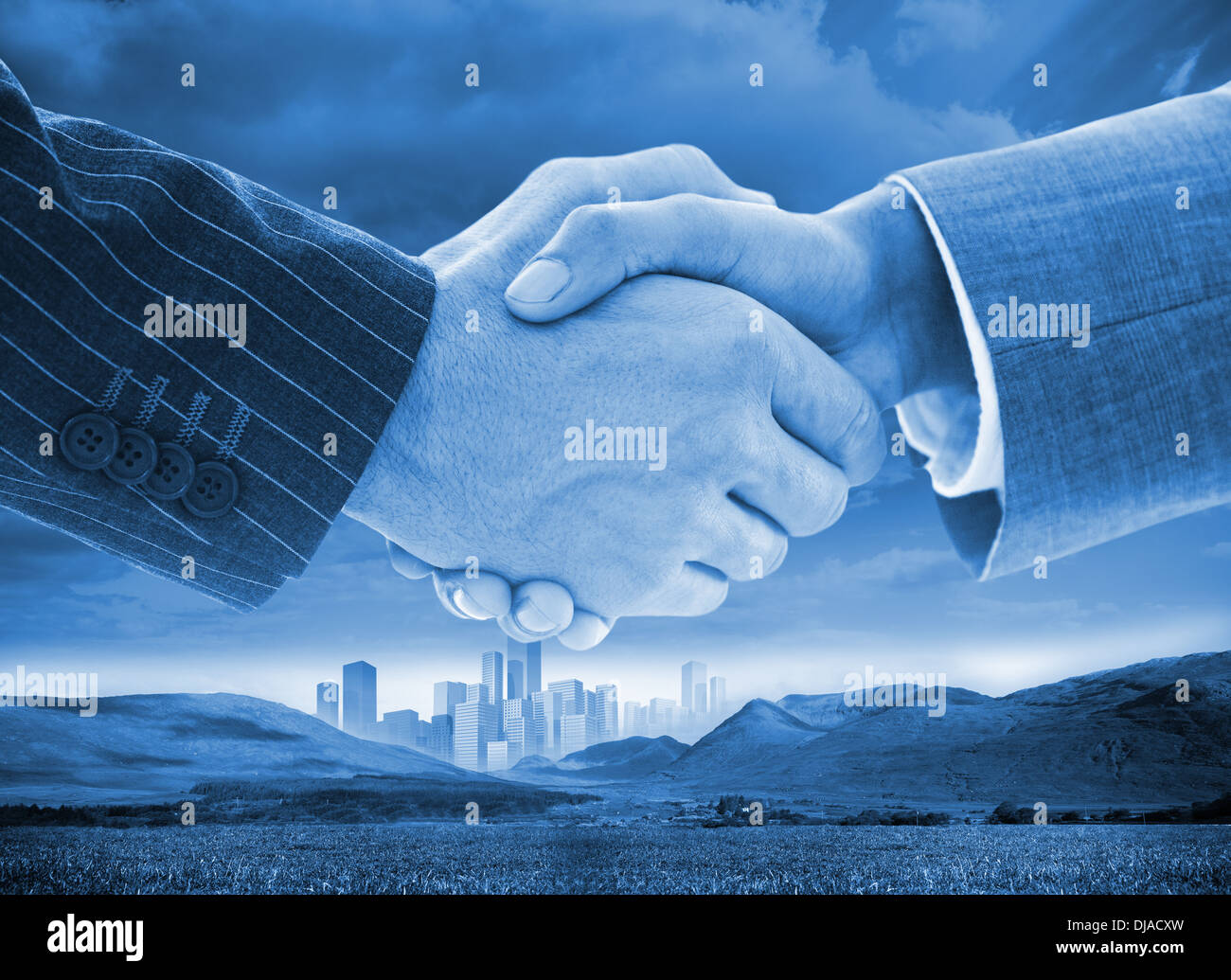 Business Handshake auf Hintergrund von Gebäude und Landschaft Stockfoto