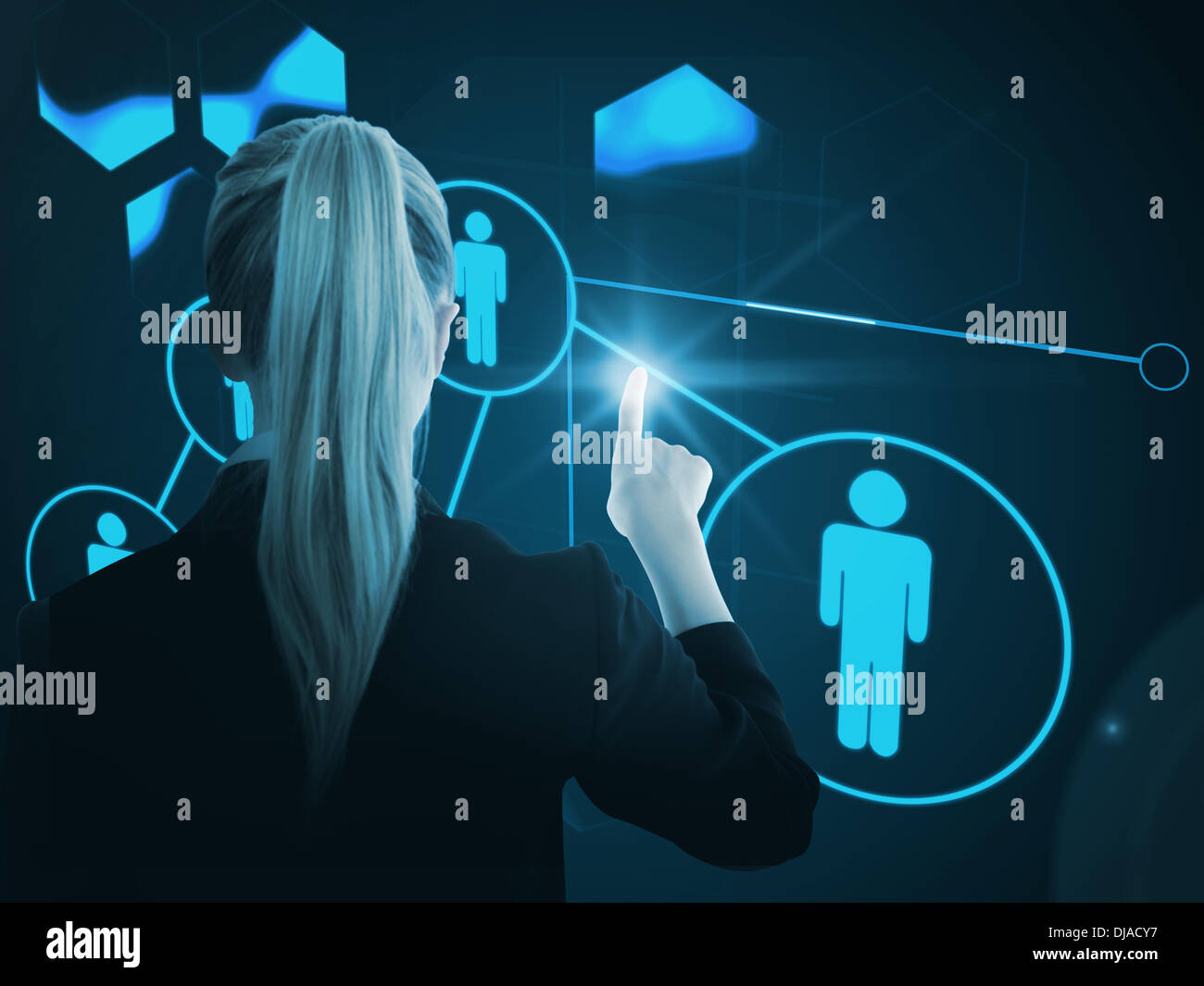 Zusammengesetztes Bild der Geschäftsfrau auf glühenden futuristische blauen Hintergrund zeigen Stockfoto