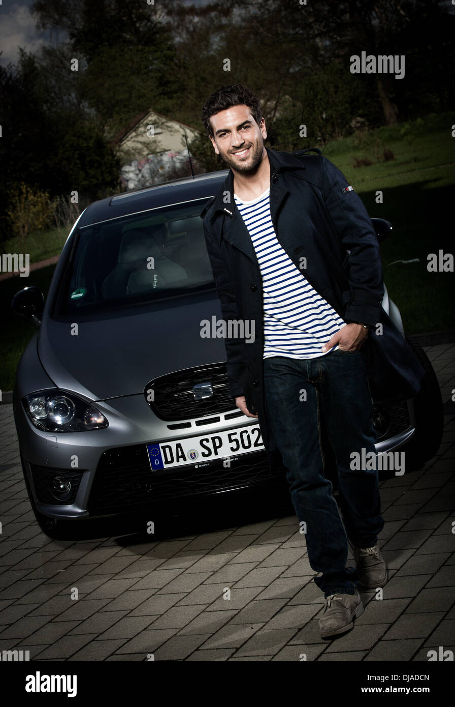 Sitz Marke Elyas M'Barek posiert außen Raj Mahal Hotel Ambassador mit einem SEAT Leon Cupra R kurz vor Teilnahme an der Fußball Spiel Borussia Dortmund vs. Bayern München. Teerdestillation, Deutschland-11.04.2012 Stockfoto