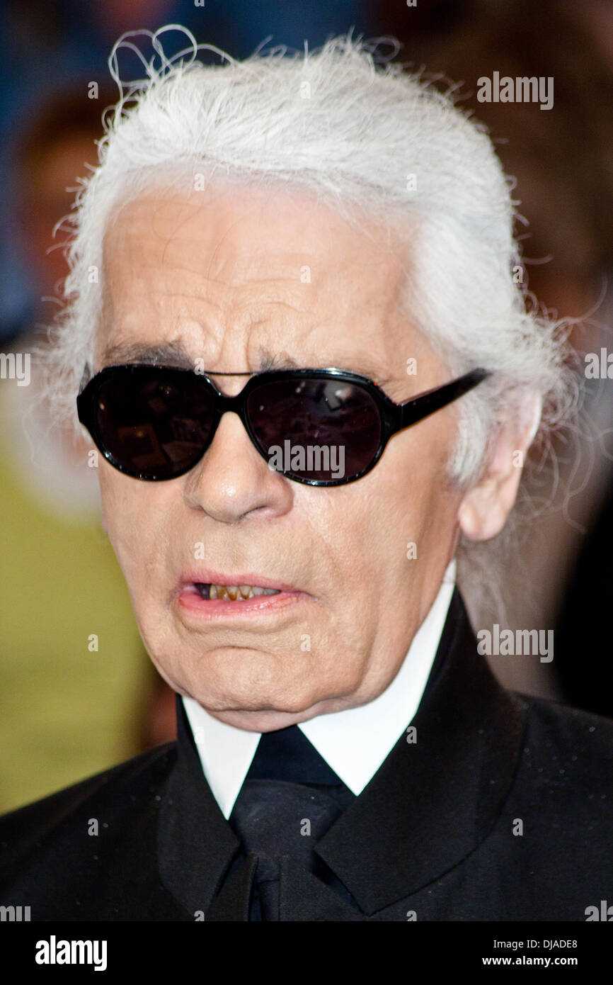 Karl Lagerfeld auszusetzen seine schlechten Zähne auf die Aufzeichnung der  ARD-ZDF-Talkshow Markus Lanz im Stahlwiete. Hamburg, Deutschland -  12.04.2012 Stockfotografie - Alamy