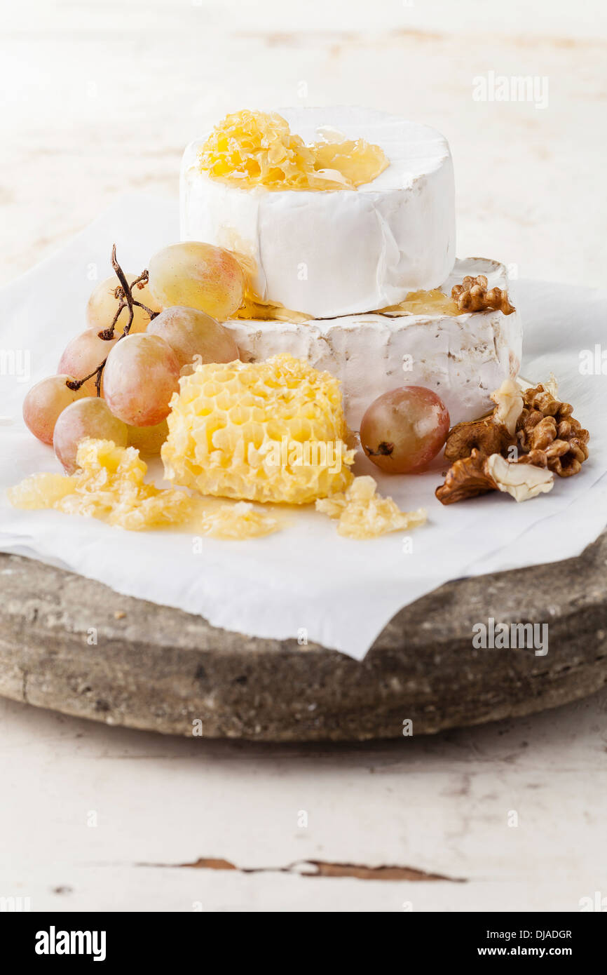Käse mit Honig, Nüssen und Trauben Stockfoto