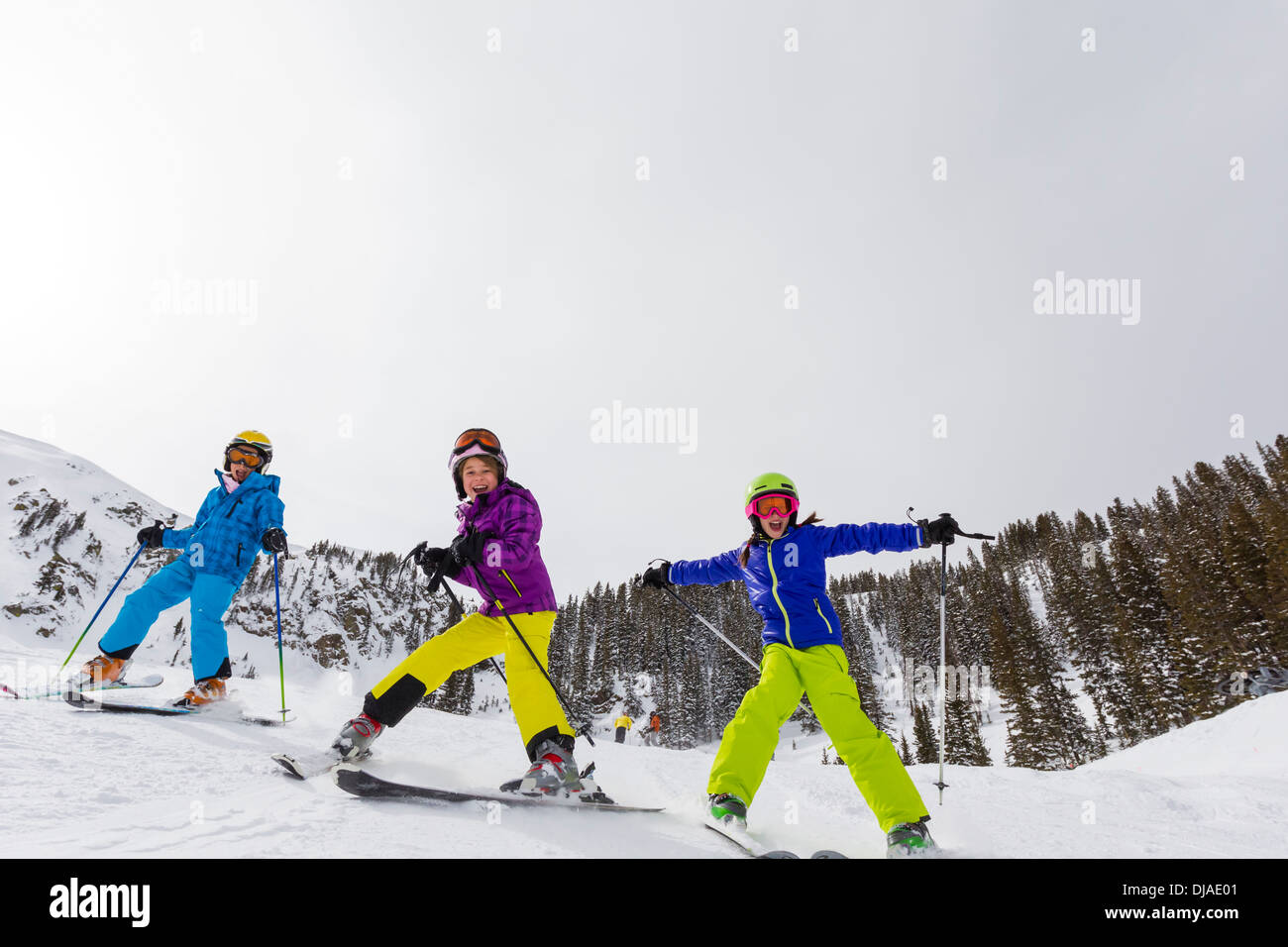 Mädchen zusammen Skifahren auf verschneiten Hang Stockfoto