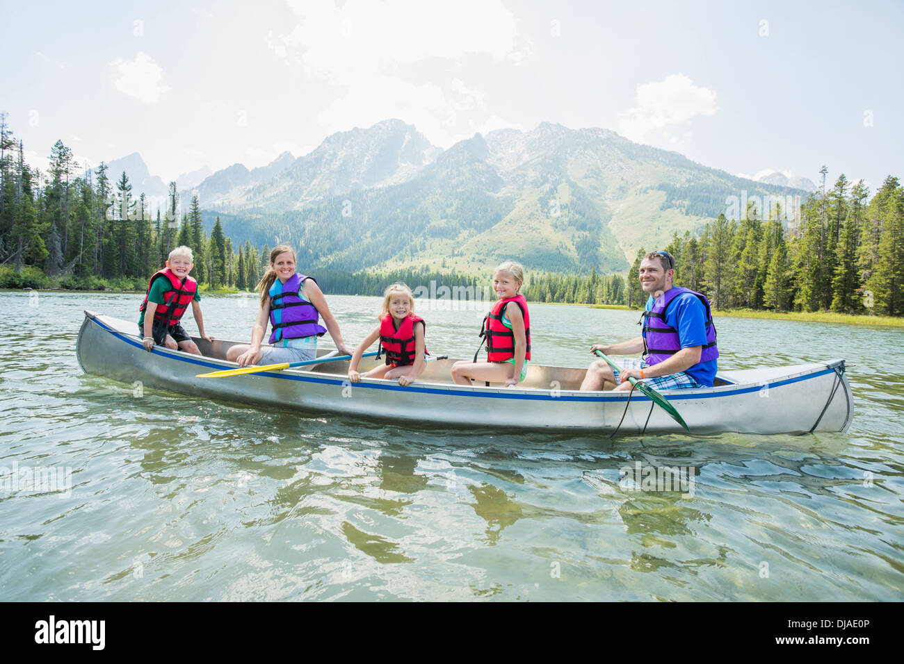 Kaukasische Familie im Kanu auf See Stockfoto