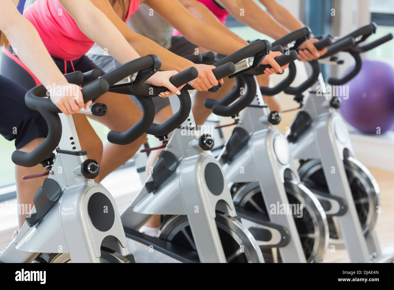 Mittleren Bereich des Menschen im Spinnen Klasse trainieren Stockfoto