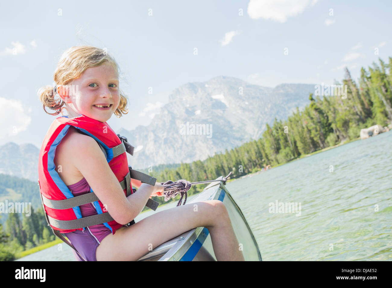 Kaukasische Mädchen sitzen im Kanu auf See Stockfoto