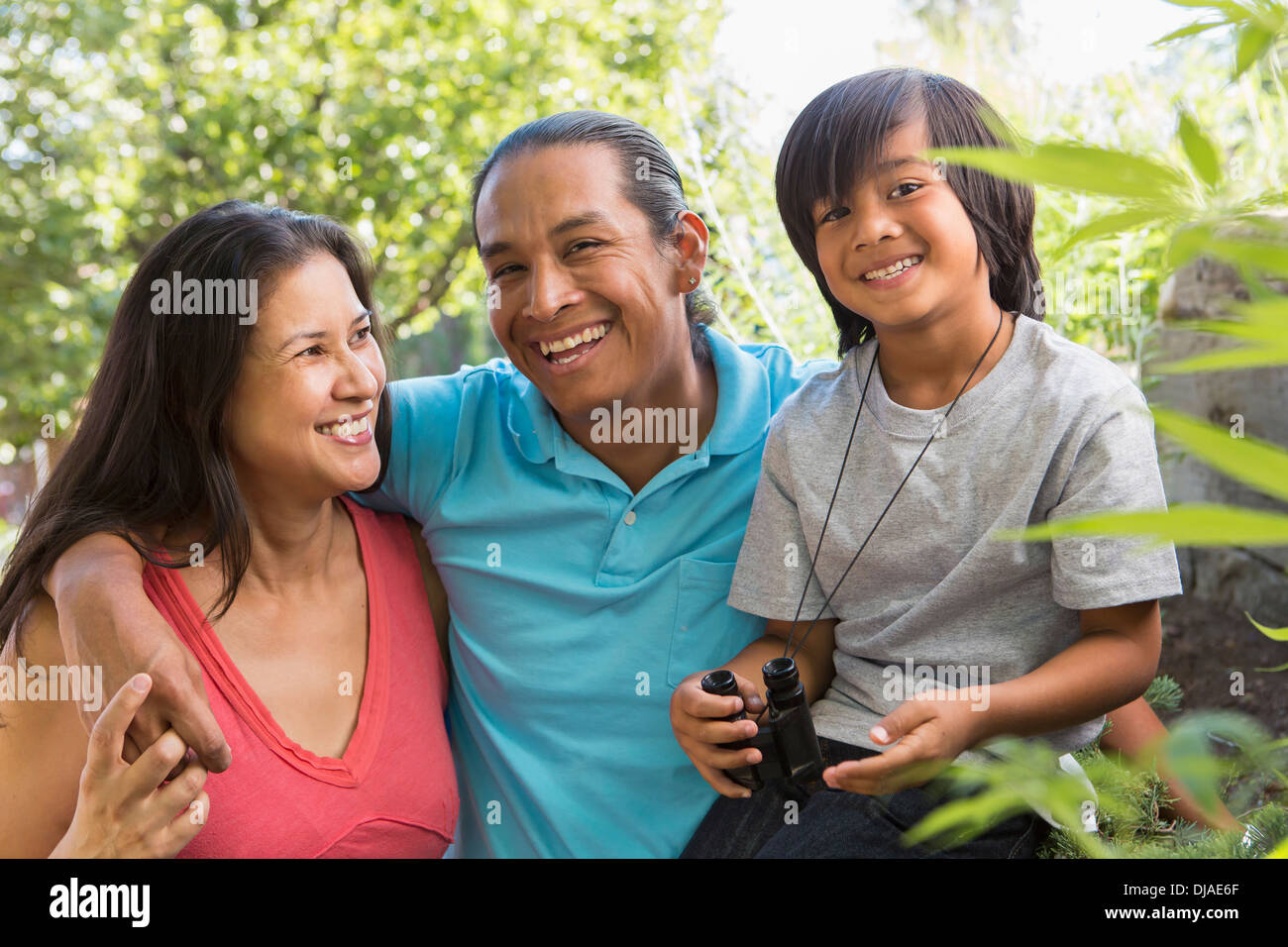 Familie lächelnd im freien Stockfoto