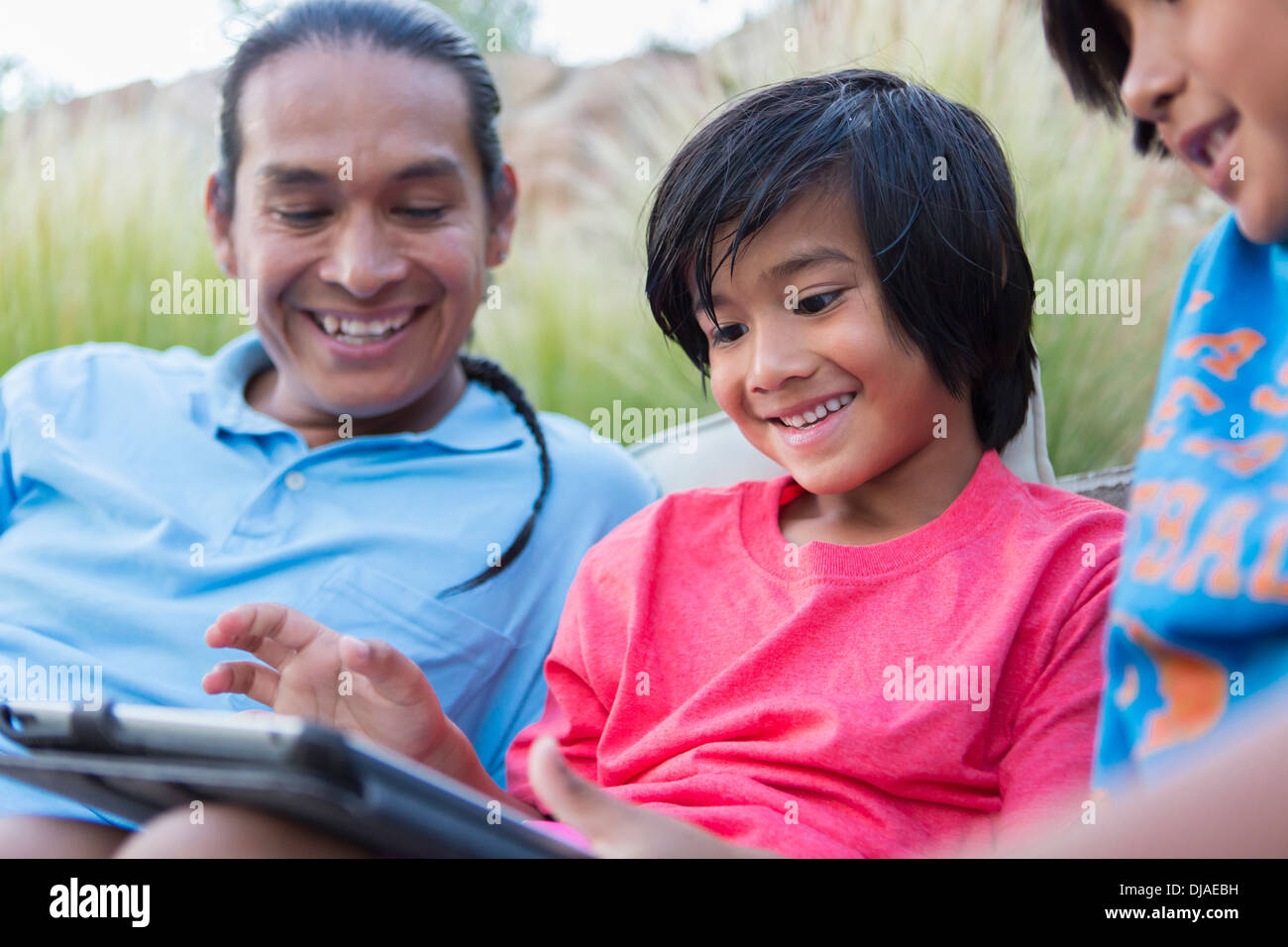 Familie mit digitalen Tablet im freien Stockfoto