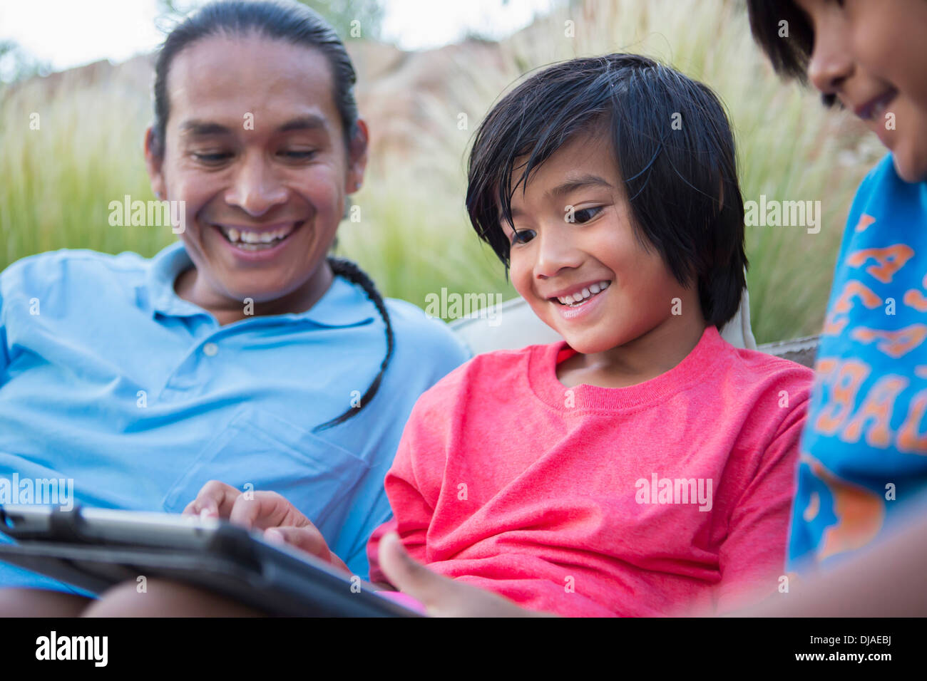 Familie mit digitalen Tablet im freien Stockfoto