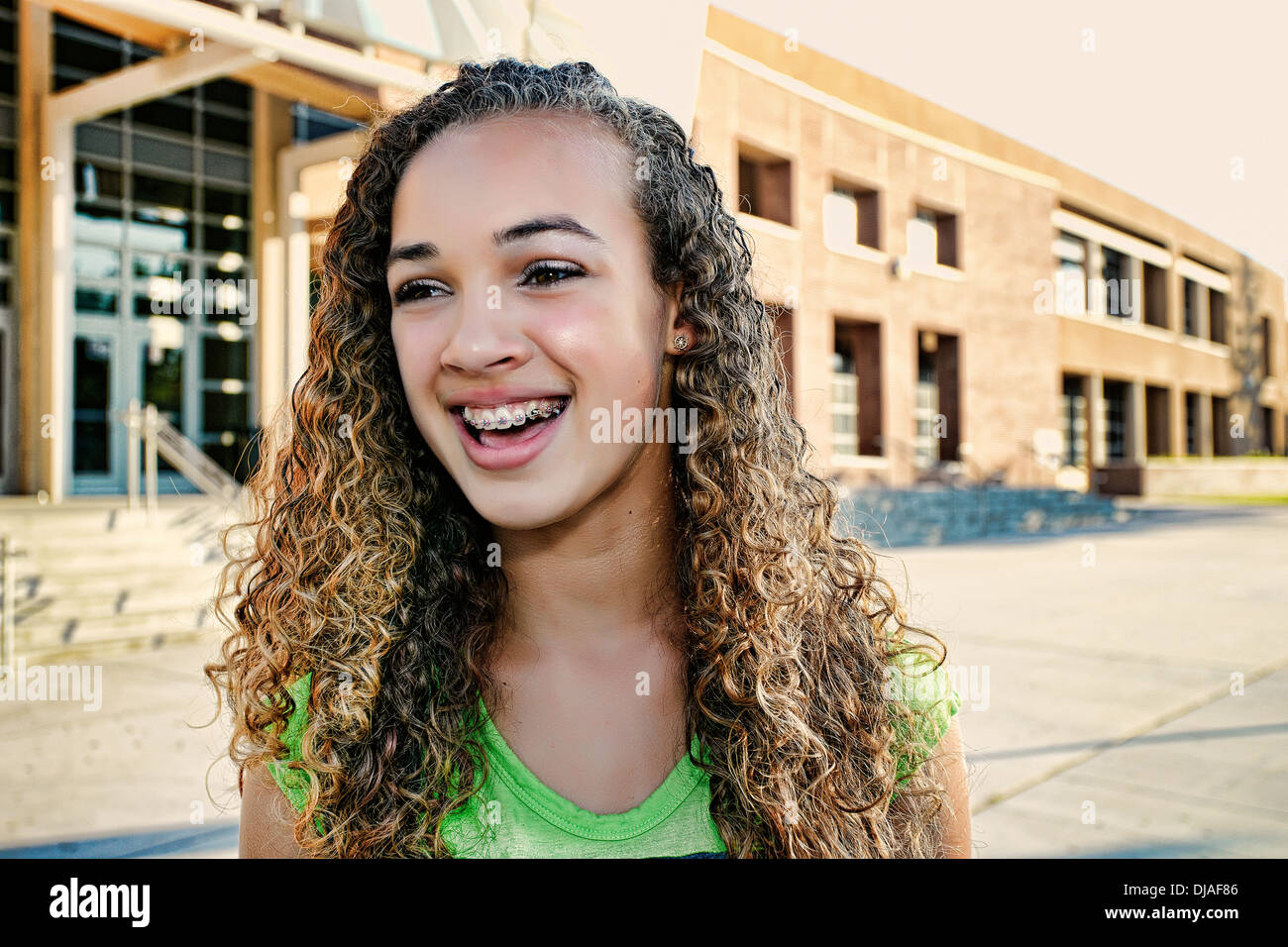 Gemischte Rassen Mädchen lächelnd im freien Stockfoto