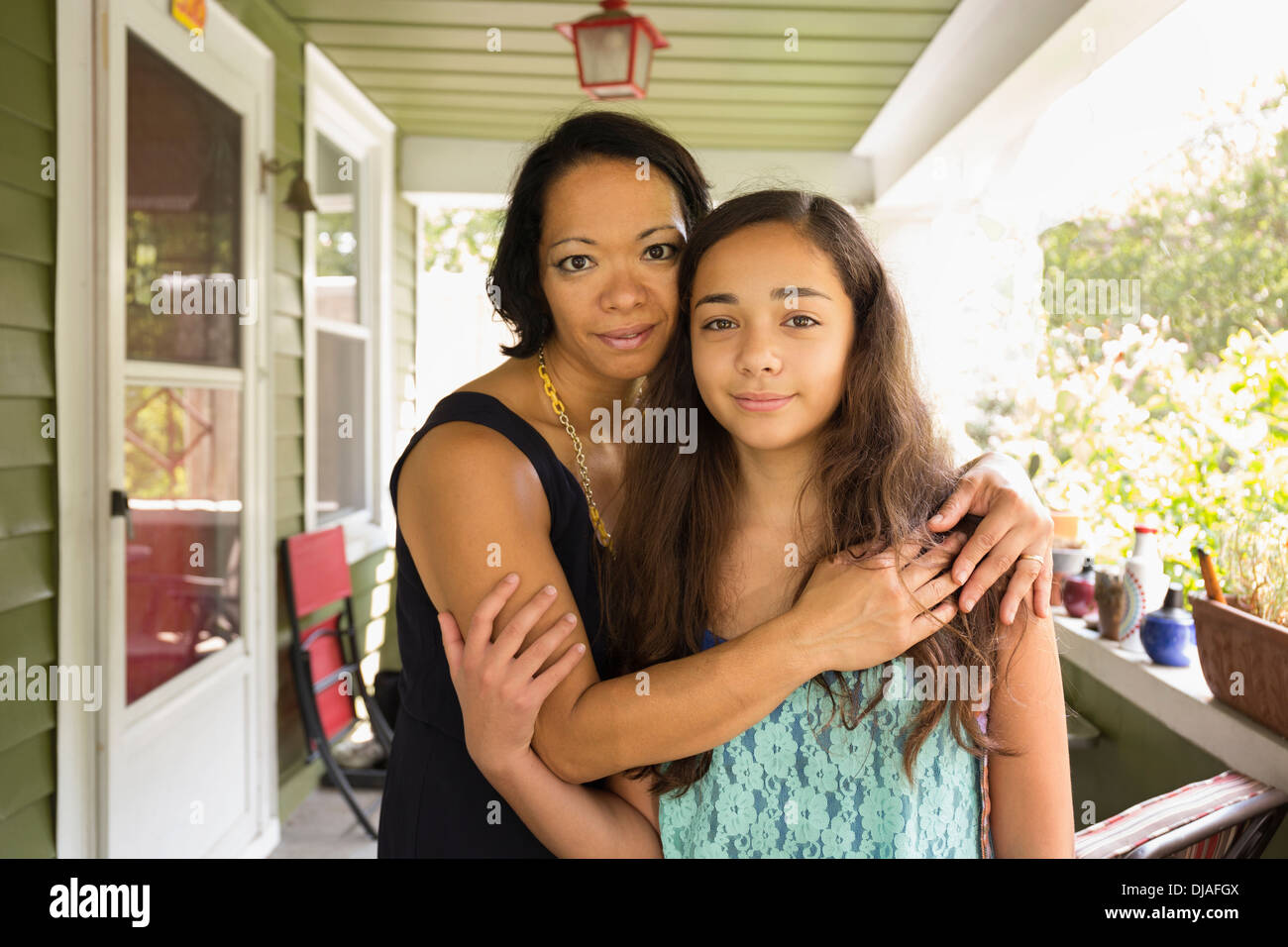 Mischlinge Mutter und Tochter umarmt Stockfoto