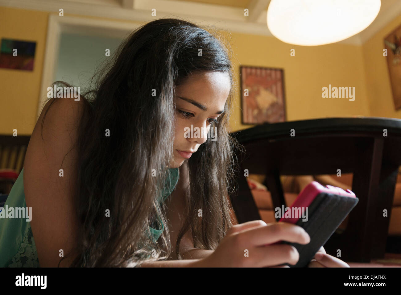 Gemischte Rassen Mädchen mit digital-Tablette auf Boden Stockfoto