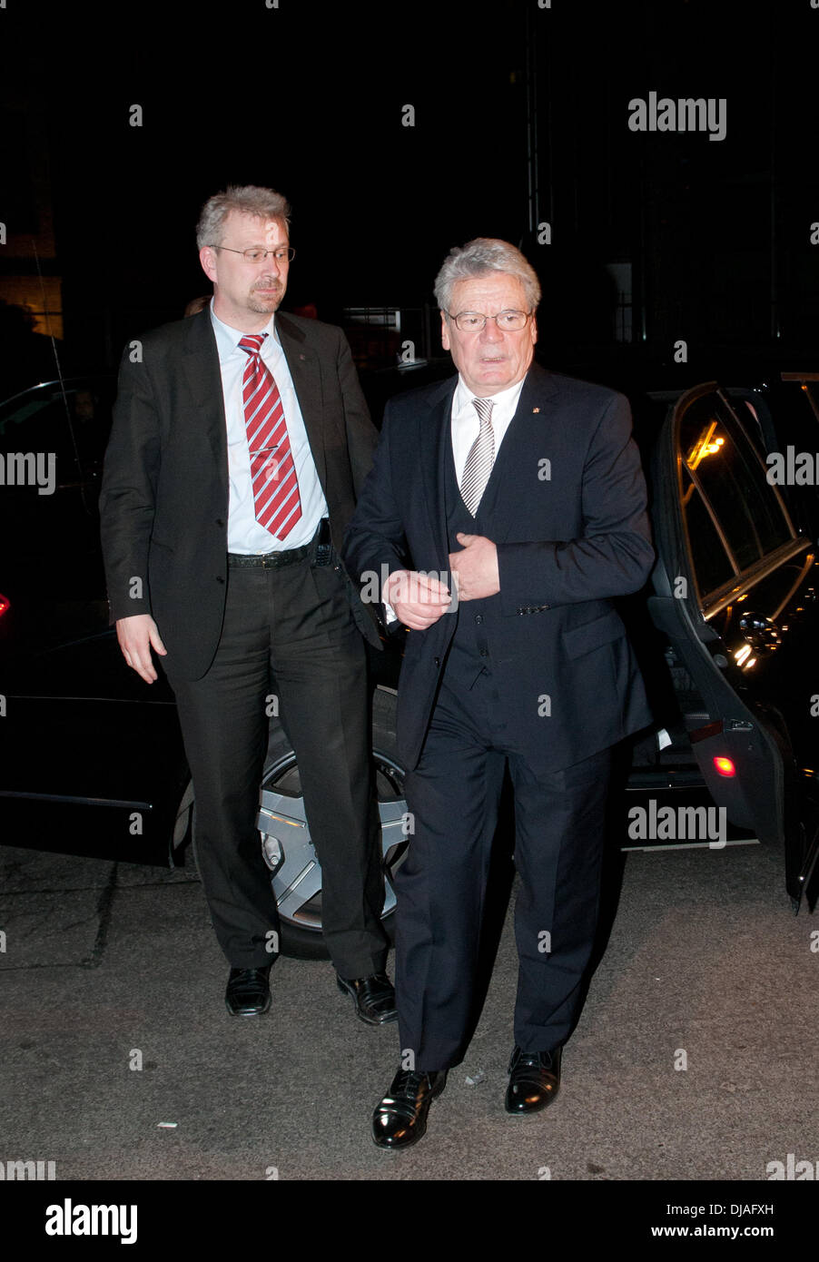 Joachim Gauck Cafe Einstein auf Kurfuerstenstrasse Straße für eine private Feier nach seiner Wahl zum neuen Bundespräsidenten angekommen. Berlin, Deutschland - 18.03.2012 Stockfoto