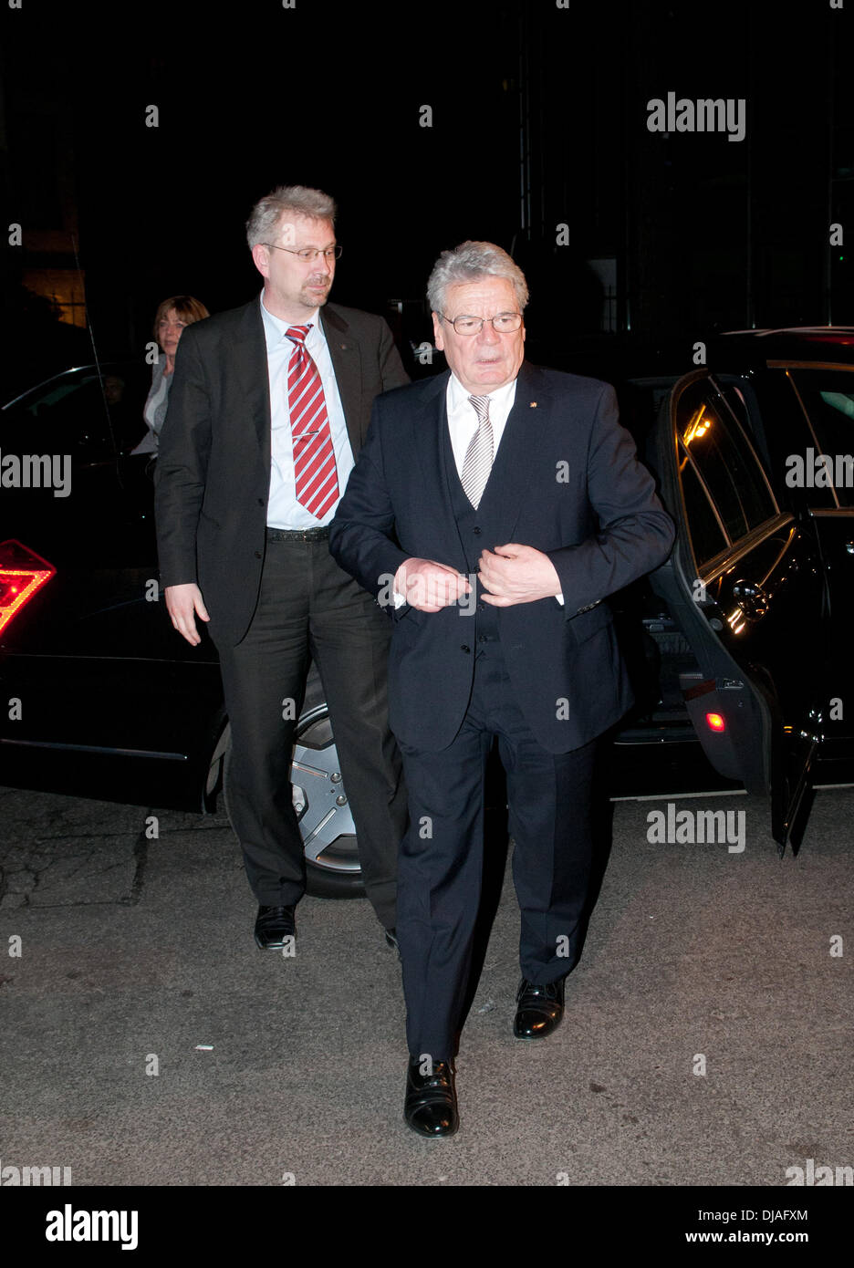 Joachim Gauck Cafe Einstein auf Kurfuerstenstrasse Straße für eine private Feier nach seiner Wahl zum neuen Bundespräsidenten angekommen. Berlin, Deutschland - 18.03.2012 Stockfoto