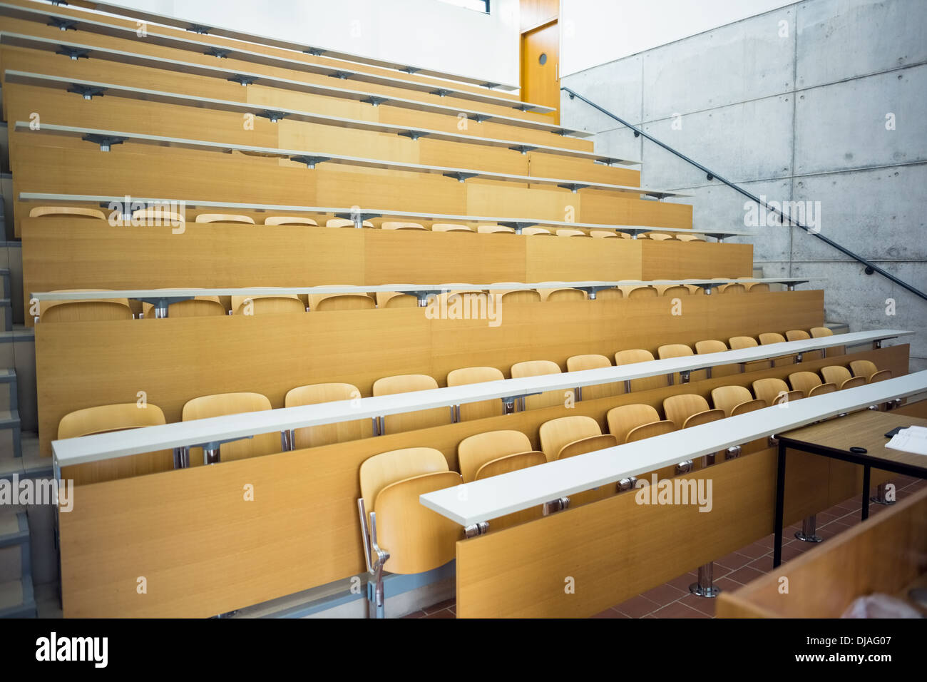 Leere Plätze mit Tischen im Hörsaal Stockfoto