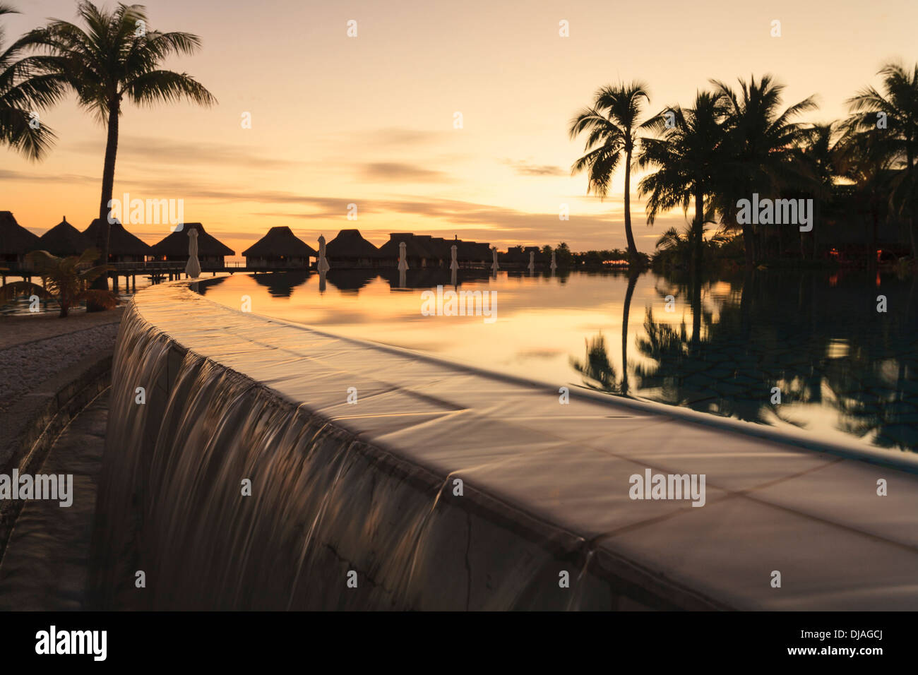 Palmen mit Blick auf tropischen Resort, Bora Bora, Französisch-Polynesien Stockfoto
