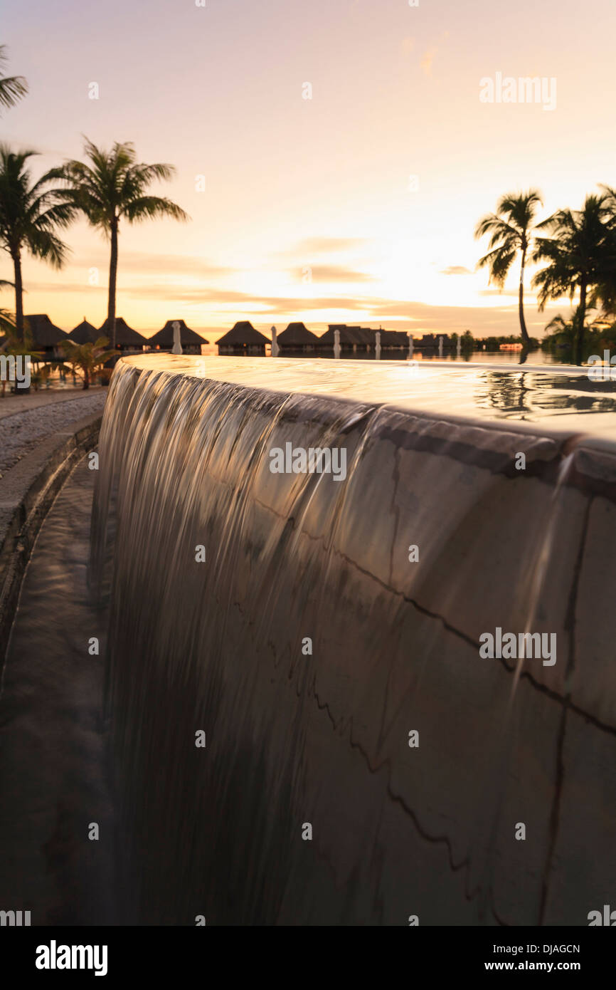 Infinity-Pool im tropischen resort Stockfoto