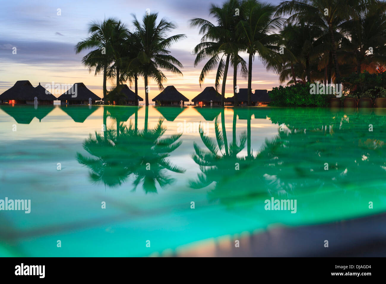 Palmen und tropischen Resort, Bora Bora, Französisch-Polynesien Stockfoto