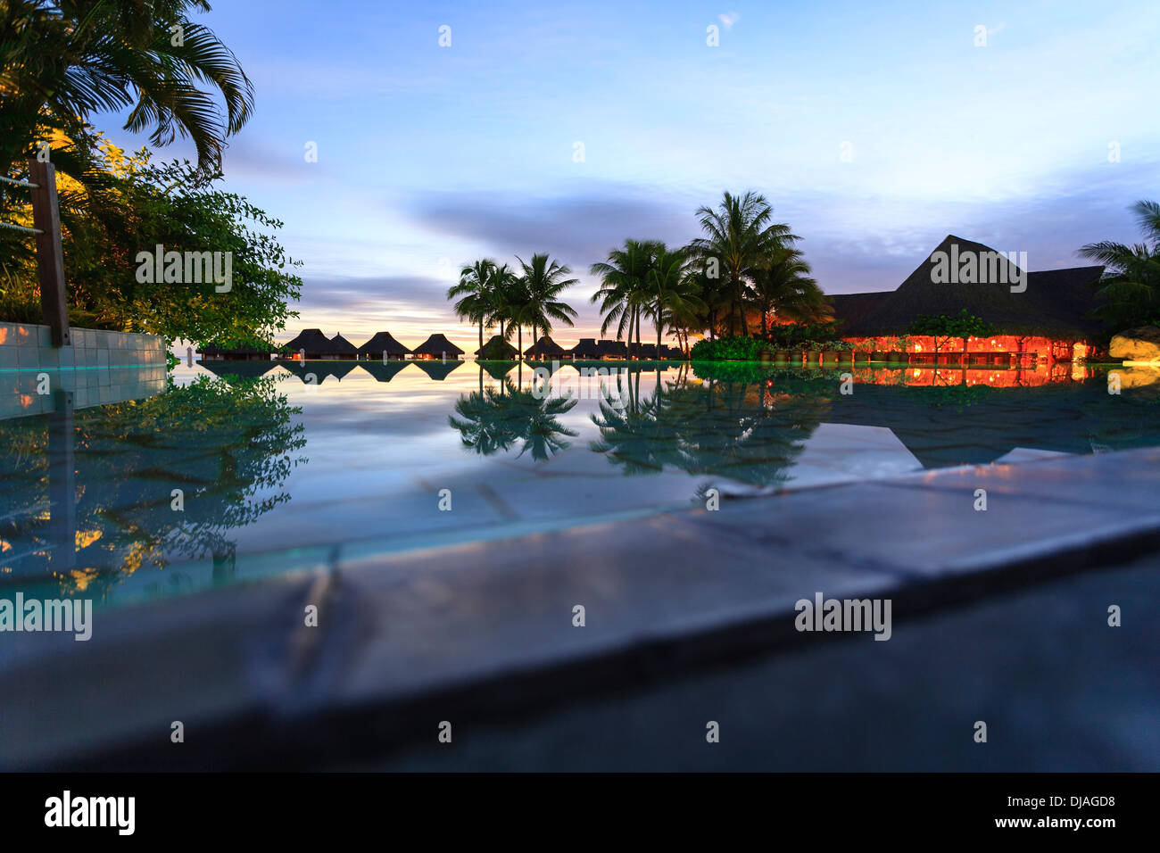 Palmen und tropischen Resort, Bora Bora, Französisch-Polynesien Stockfoto