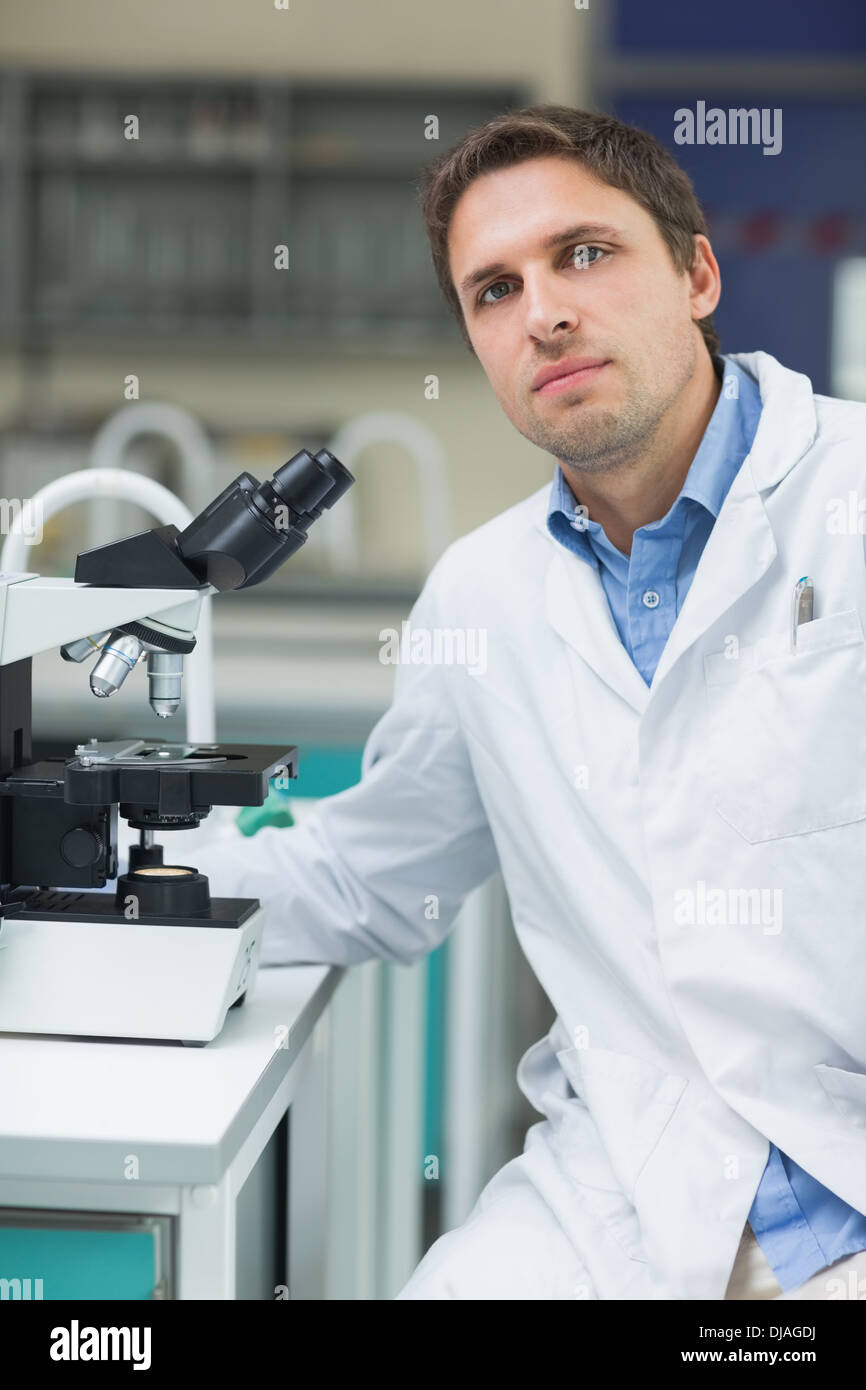 Wissenschaftlicher Mitarbeiter mit Mikroskop im Labor Stockfoto