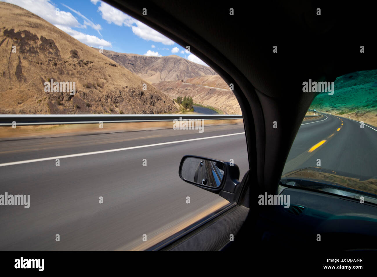 Auto fahren auf der Straße durch Yakima River Canyon im US-Bundesstaat Washington Stockfoto