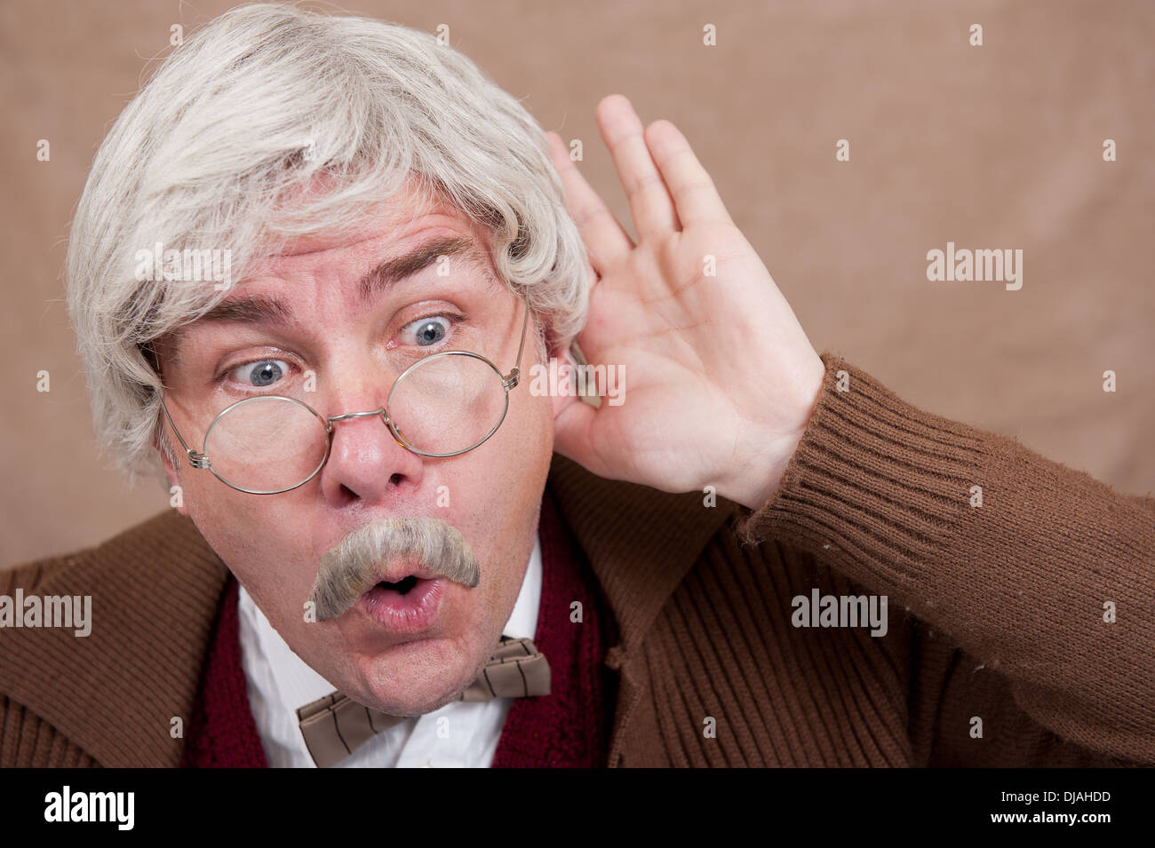 Graue Greis mit einem schockiert Ausdruck auf seinem Gesicht nach über einige freche Klatsch zu hören. Stockfoto