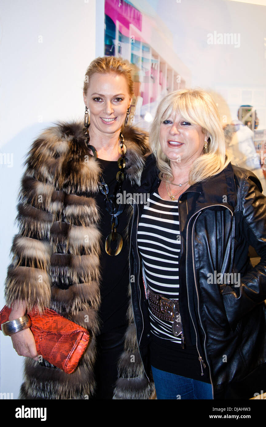 Petra van Bremen und Anne Moerchen bei der Eröffnung der Fotoausstellung "Dialog der Geschichte" mit Fotos von deutschen Schauspieler Kai Wiesinger und Regisseur Franziska Stuenkel bei der als Standortkommandantur der Bundeswehr. Hamburg, Deutschland - 21.03.2012 ** nicht zur Publikation in Singapur ** Creidt: Eva Napp/WENN.com Stockfoto