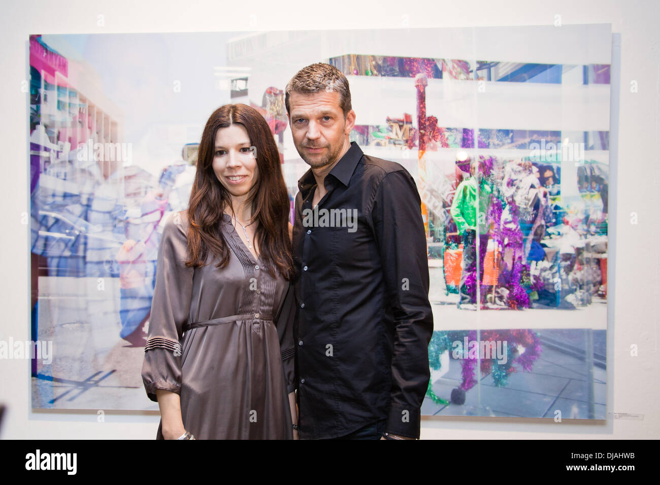 Franziska Stuenkel und Kai Wiesinger bei der Eröffnung der Fotoausstellung "Dialog der Geschichte" mit Fotos von deutschen Schauspieler Kai Wiesinger und Regisseur Franziska Stuenkel bei der als Standortkommandantur der Bundeswehr. Hamburg, Deutschland - 21.03.2012 ** nicht zur Publikation in Singapur ** Creidt: Eva Napp/WENN.com Stockfoto