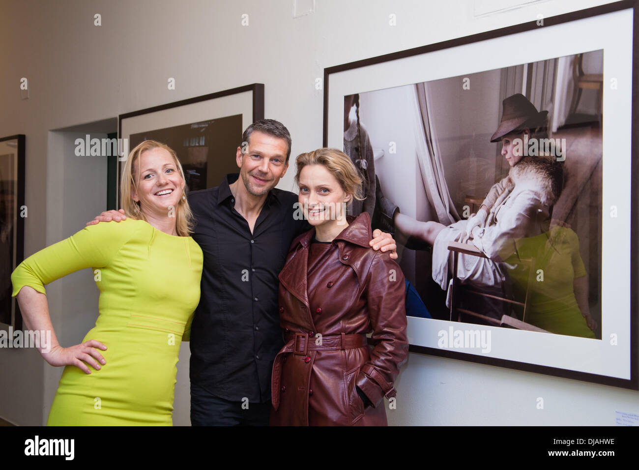 Jenny Falckenberg, Kai Wiesinger und Catherine Flemming bei der Eröffnung der Fotoausstellung "Dialog der Geschichte" mit Fotos von deutschen Schauspieler Kai Wiesinger und Regisseur Franziska Stuenkel bei der als Standortkommandantur der Bundeswehr. Hamburg, Deutschland - 21.03.2012 ** nicht zur Publikation in Singapur ** Creidt: Eva Napp/WENN.com Stockfoto