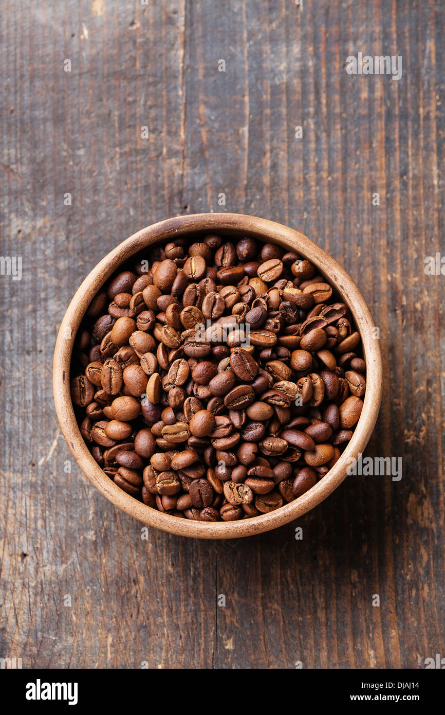 Kaffeebohnen in Keramikschale Stockfoto