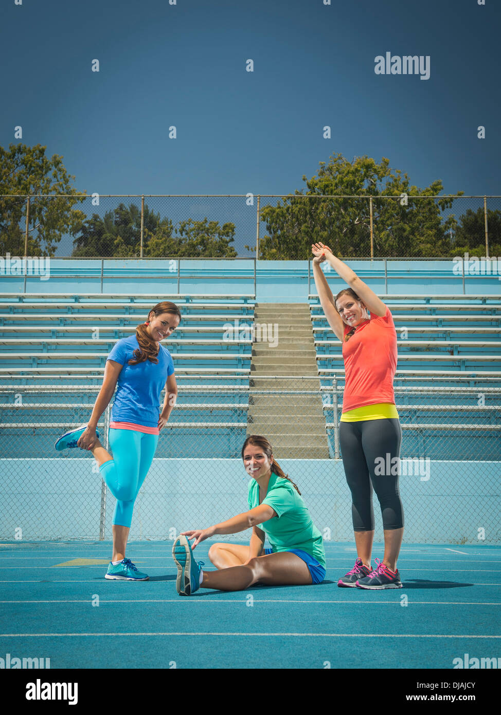 Kaukasischen Frauen dehnen auf Laufband Stockfoto