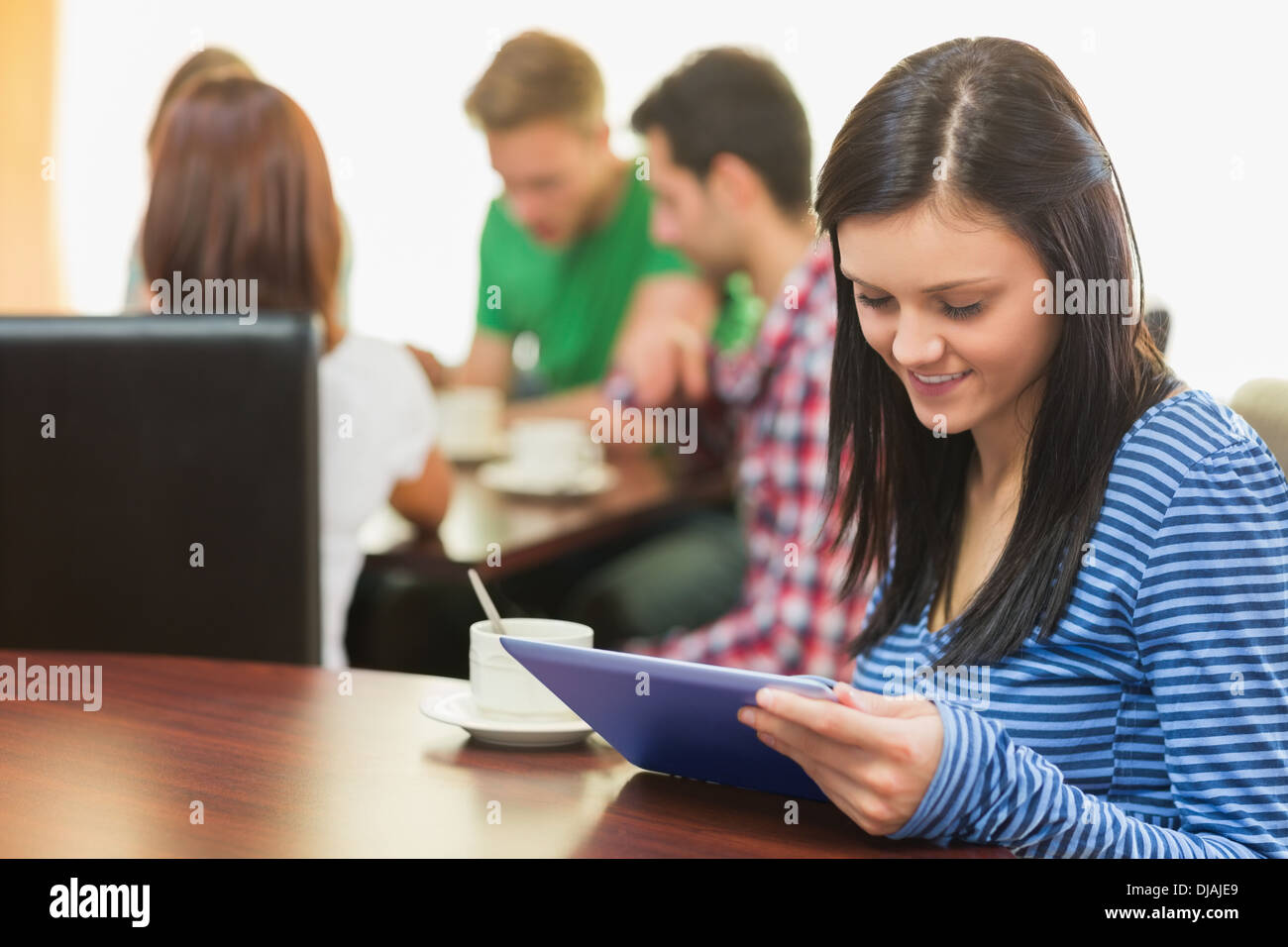 Weibliche mit tablet-PC bei Kaffee im Café Stockfoto