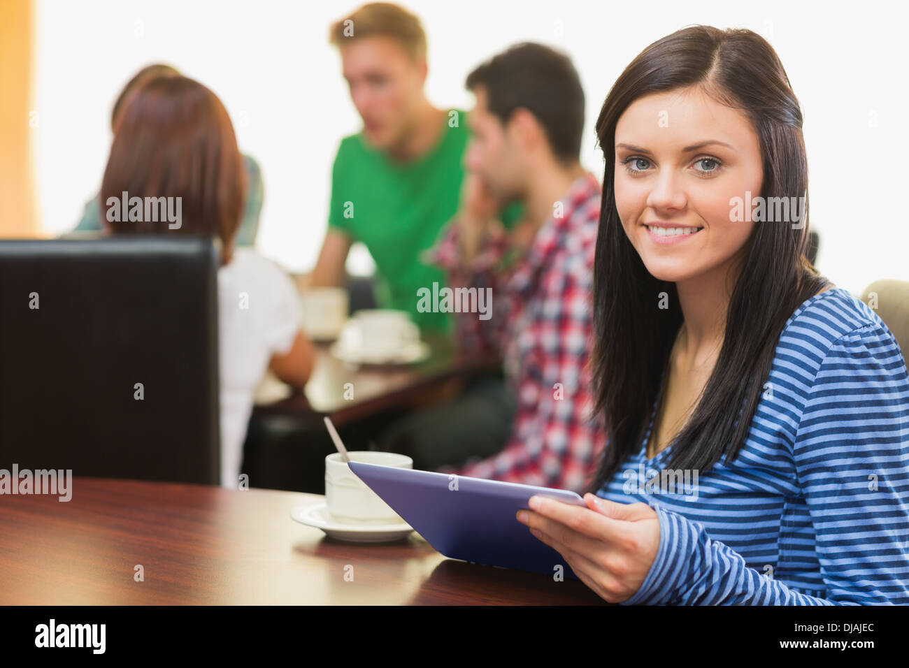 Weibchen mit Kaffee und Tablet-PC in der Cafeteria Stockfoto