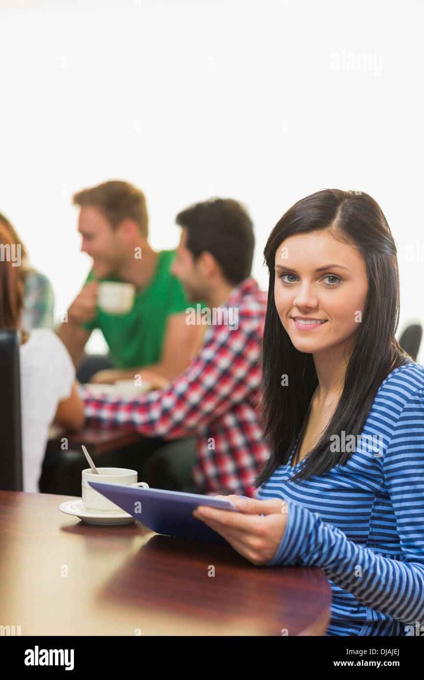 Weibchen mit Kaffee und Tablet-PC in der Cafeteria Stockfoto