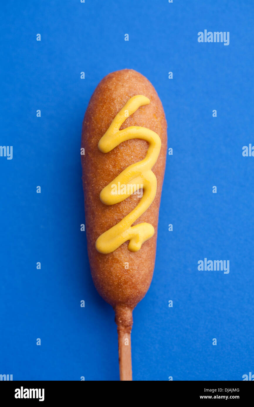 Nahaufnahme von Corndog mit Senf Stockfoto